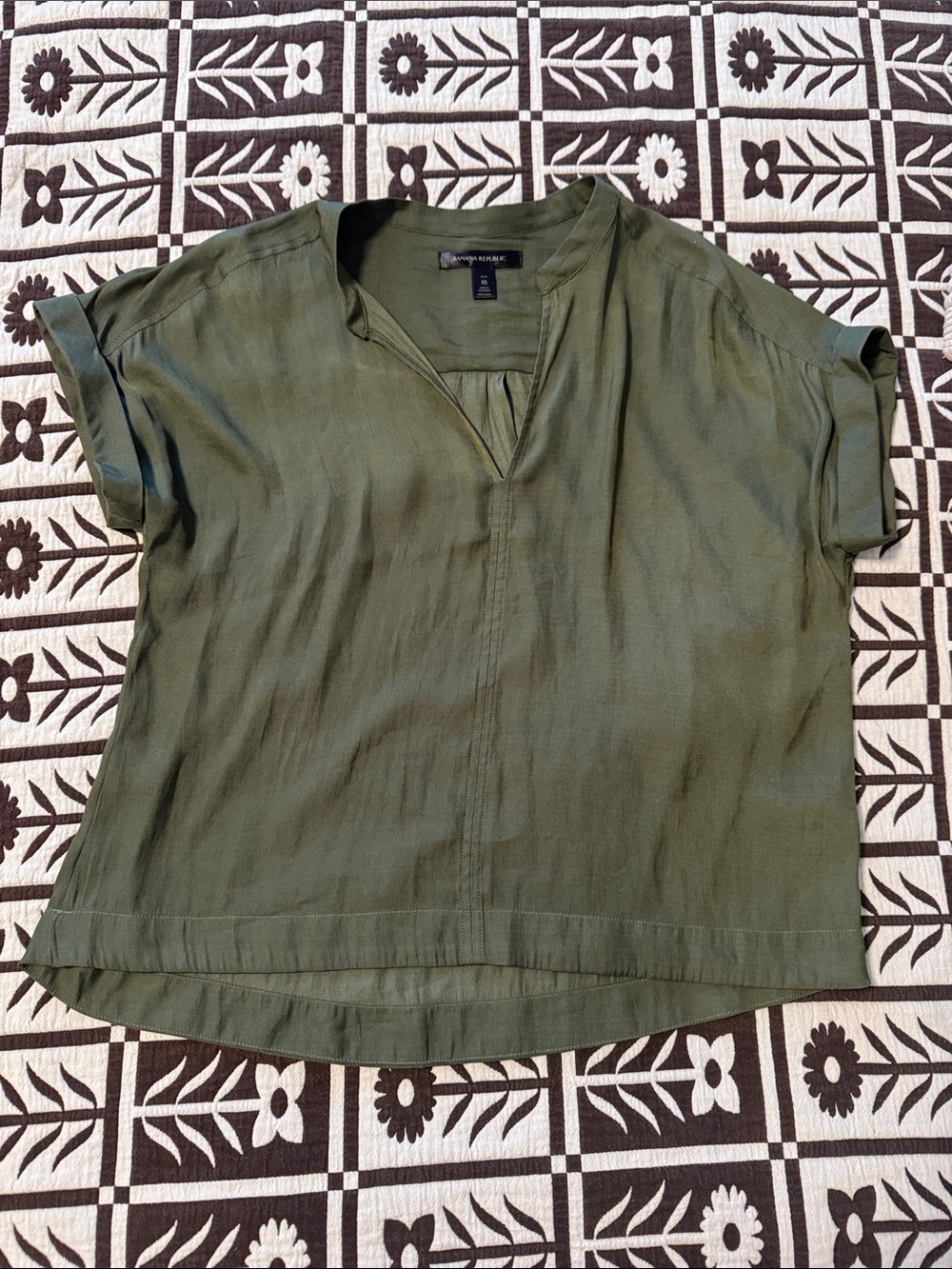 Banana Republic | V-neck satin shirt feel shirt